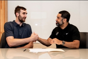 米乐体育-正式签约！马刺官方晒卢克-科内特签约照：欢迎回家！