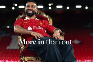 M6体育-续约也逆转利物浦海报玩萨拉赫文字梗：曾称离队可能大于留队