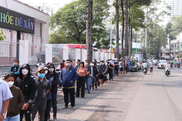 M6体育-范志毅看过来②排队抢购亚冠球票的越南大妈